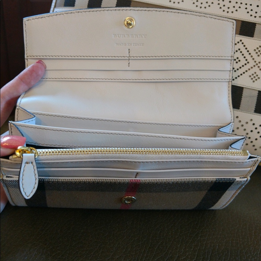 Authentic Burberry purse and wallet. NEVER USED - Picture 2 of 4